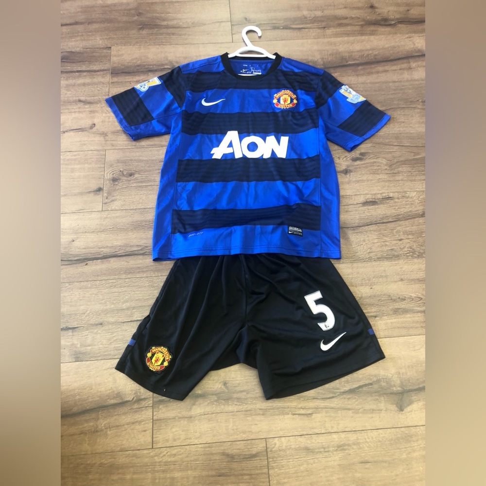 MANCHESTER UNITED NIKE SOCCER JERSEY 2010-2011 set with shorts size small - Picture 7 of 8